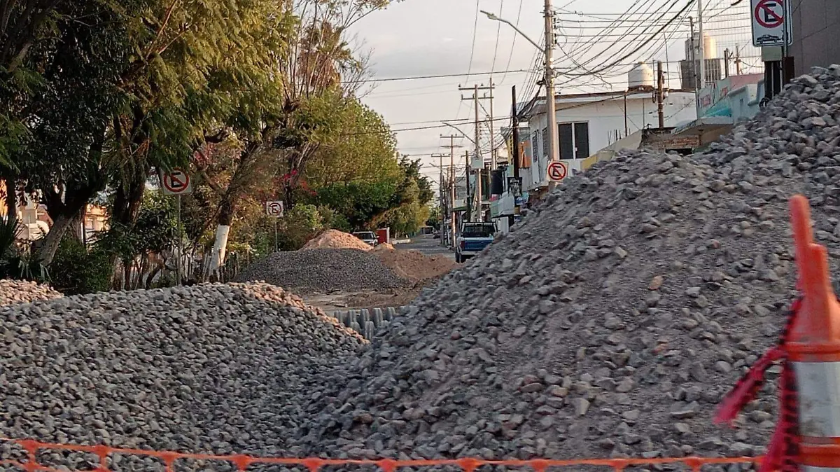 En las obras de drenaje en la avenida México hace falta señalética vehicular para evitar algún accidente.