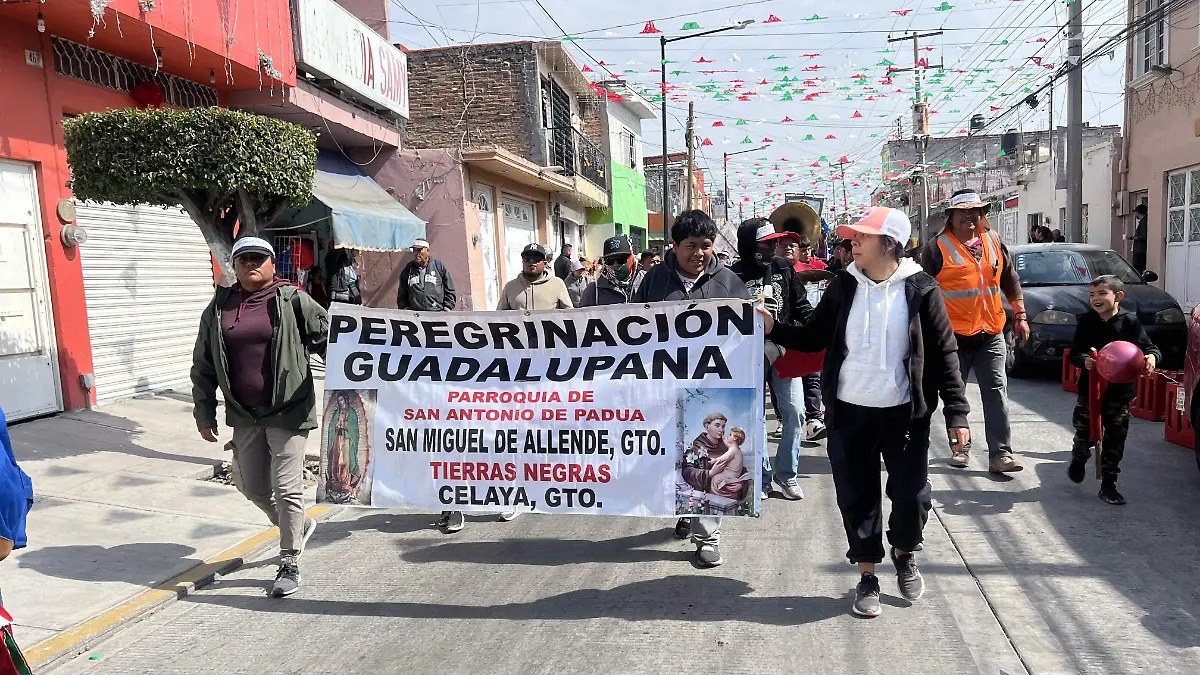 Llegada de peregrinos de San Miguel de Allende, con su pancarta, devoción y fe. 