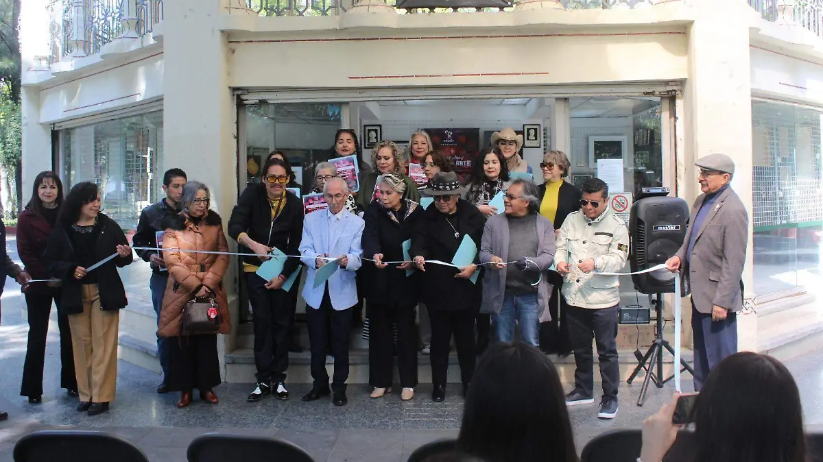 Corte del listón de apertura.