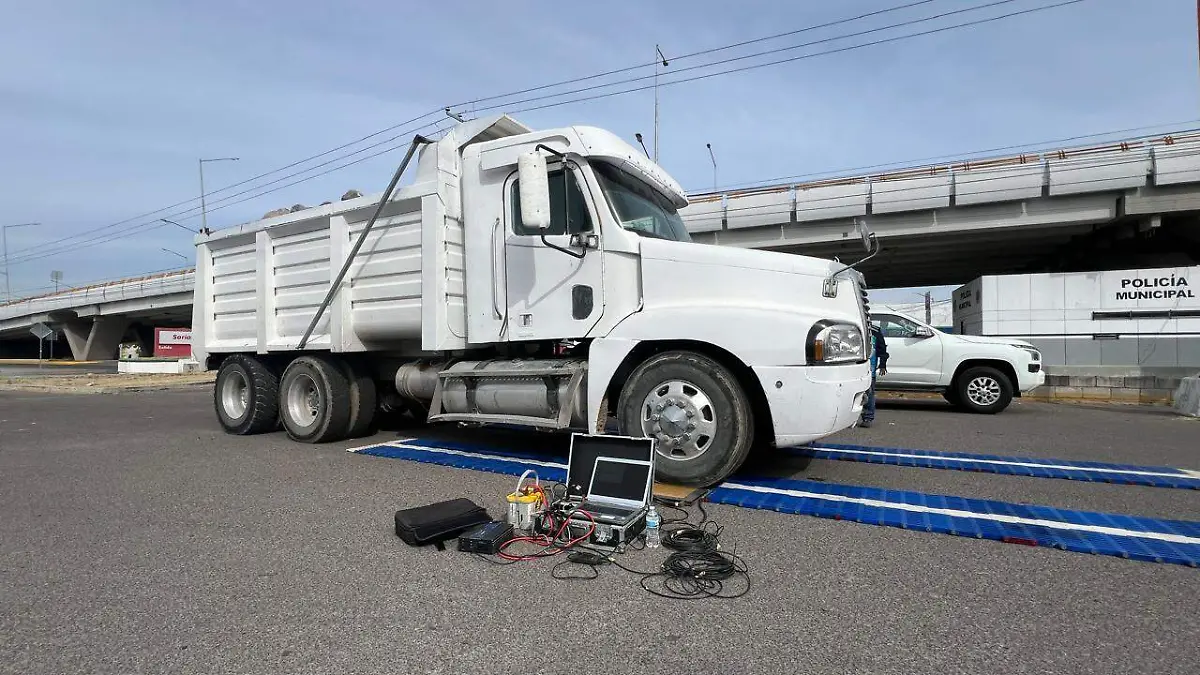 Los cuatro camiones de 30 toneladas previo a la práctica, realizan chequeos de pesaje para poderla llevar a cabo