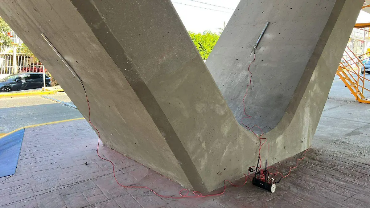 Colocación de los sensores en la estructura sobre las palabras del Claro en esta parte del puente