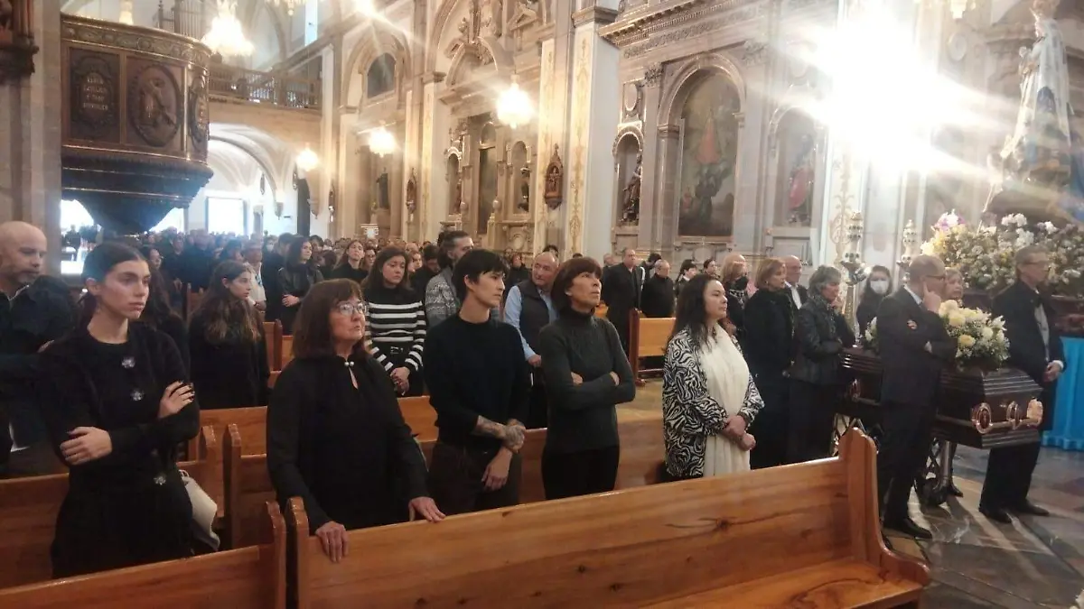 Cientos de amigos y conocidos acompañaron a familiares para estar en el momento más triste de la vida, que es la partida de un ser querido. 