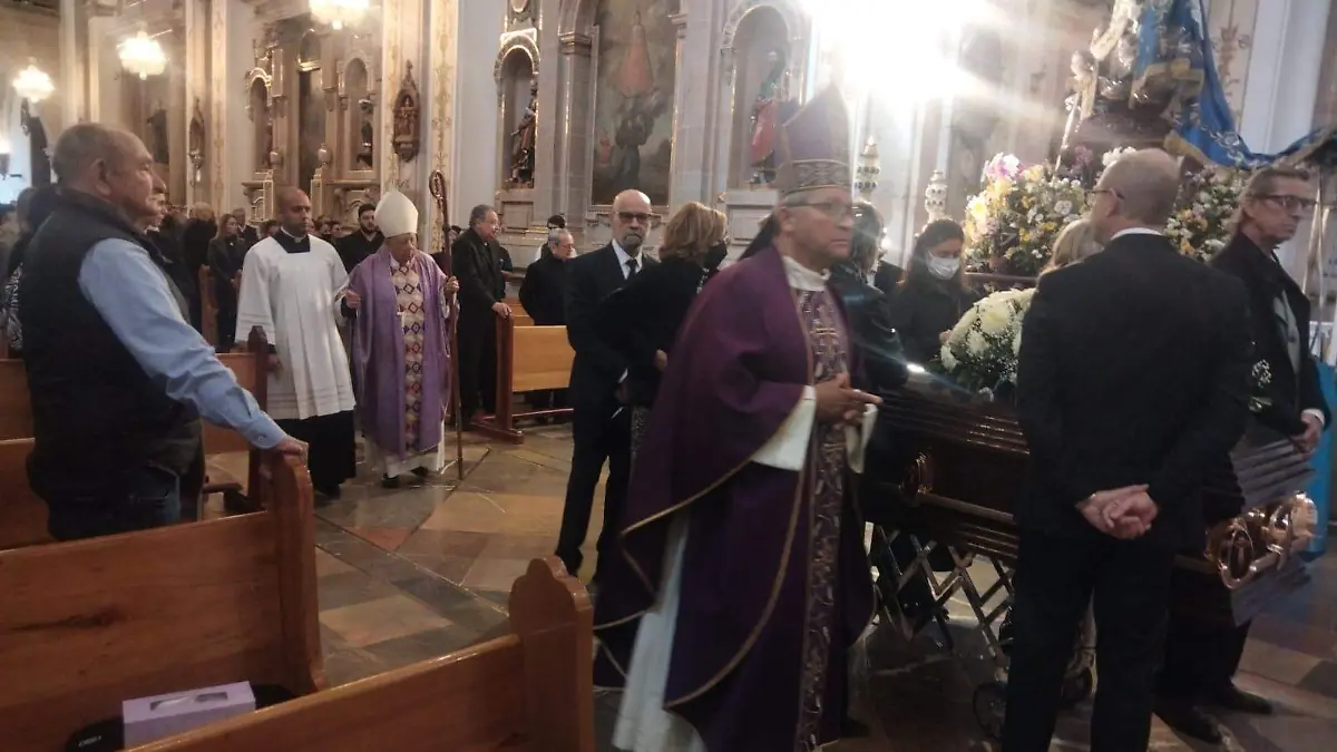El obispo de Celaya estuvo en la ceremonia religiosa para despedir a Ricardo Suárez Inda.
