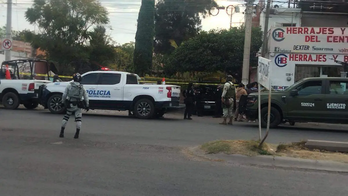 Peritos de la Fiscalía General del Estado realizaron el procesamiento de la escena donde un joven fue asesinado a balazos frente a Parque Celaya.