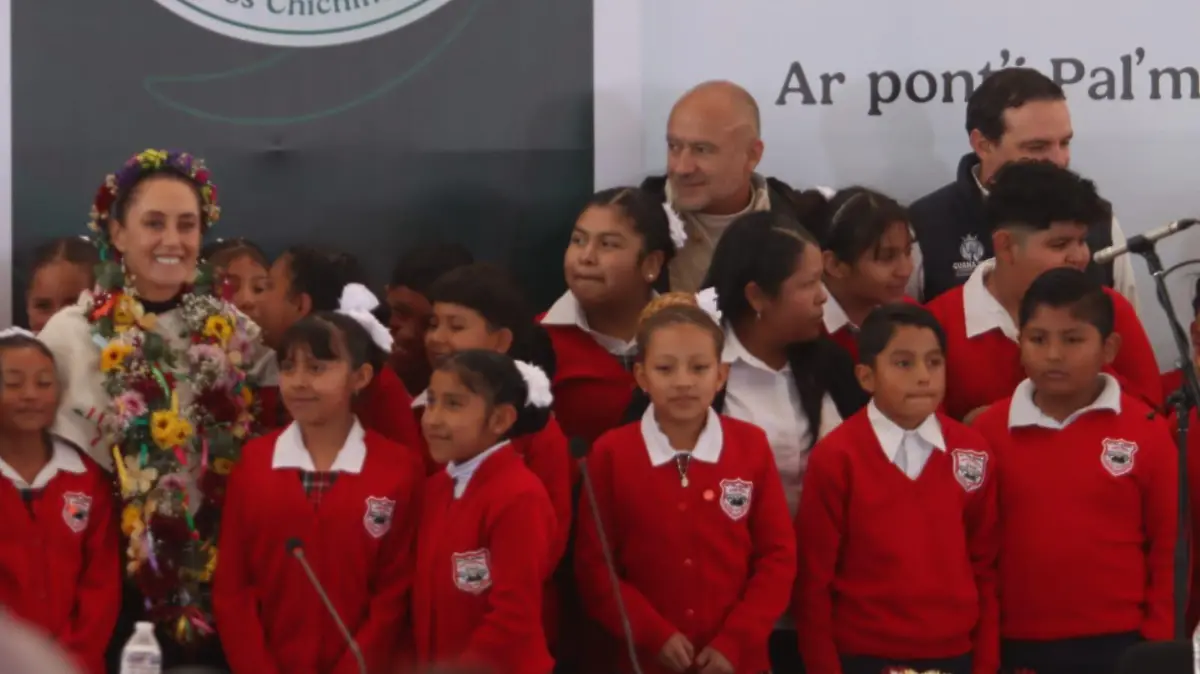 Niños de la primaria Miguel Hidalgo interpretan el Himno Nacional en lengua otomí durante la presentación del Plan de Justicia en Cruz del Palmar