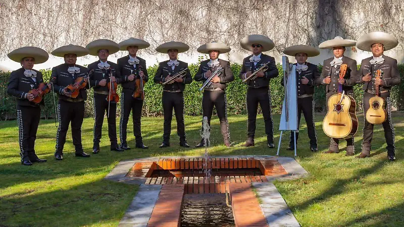 Mariachi interpreta piezas emblemáticas durante el homenaje por el centenario del natalicio de José Alfredo Jiménez en la Embajada de México en España.
