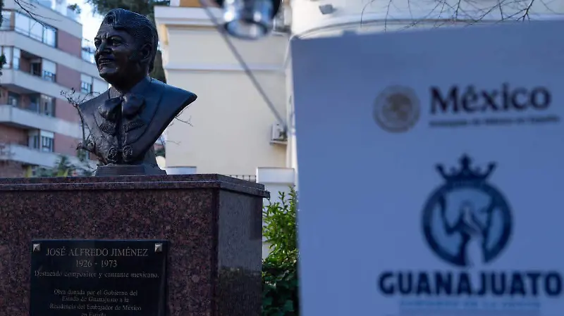 El busto de José Alfredo Jiménez ubicado en los jardines de la Embajada de México en España, punto central del homenaje por el centenario de su natalicio.