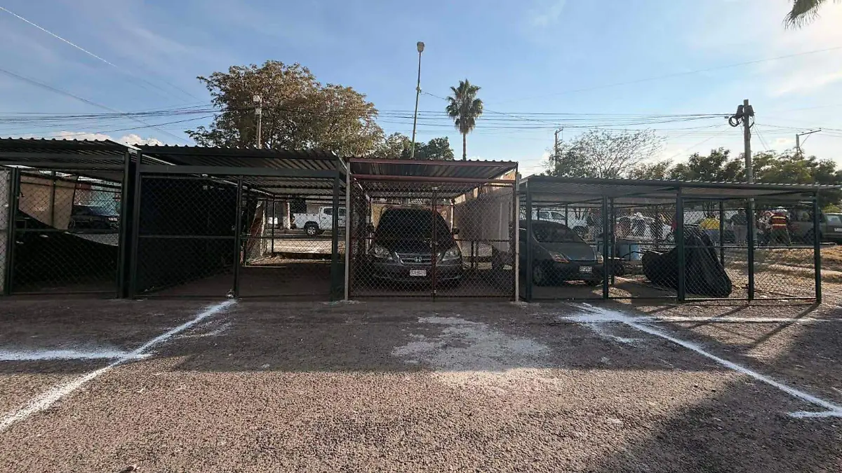 Los propietarios de vivienda en la colonia San Francisco de Celaya, tienen que comprobar que son dueños de los cajones de estacionamiento.