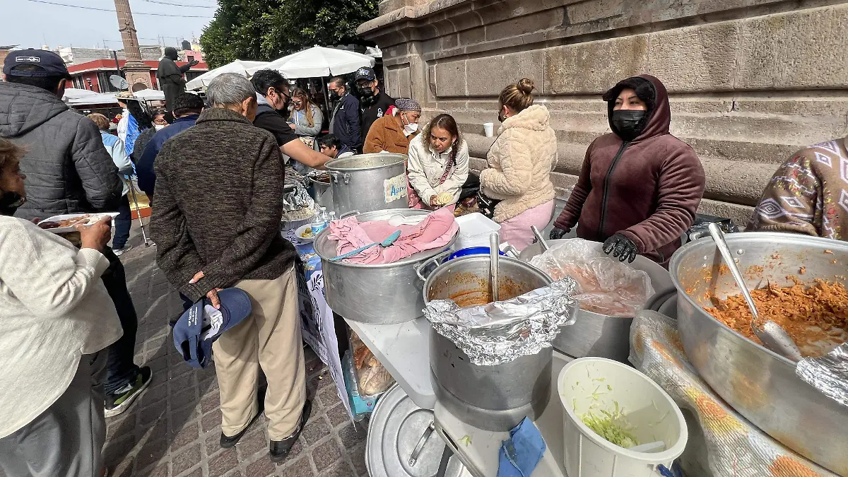 Preparan comida para alrededor de 800 personas, en su paso por Celaya, rumbo a San Juan de los Lagos