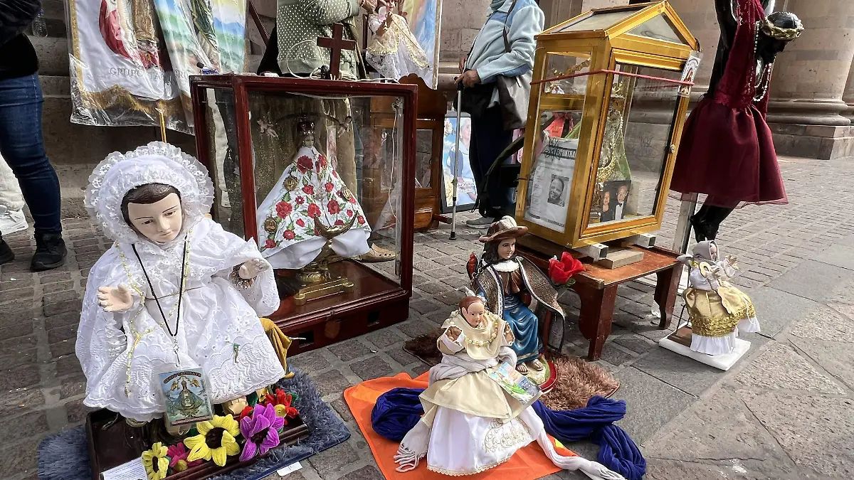 Alrededor de 25 y 30 km. Recorren todos los días con media hora de descanso en su recorrido.