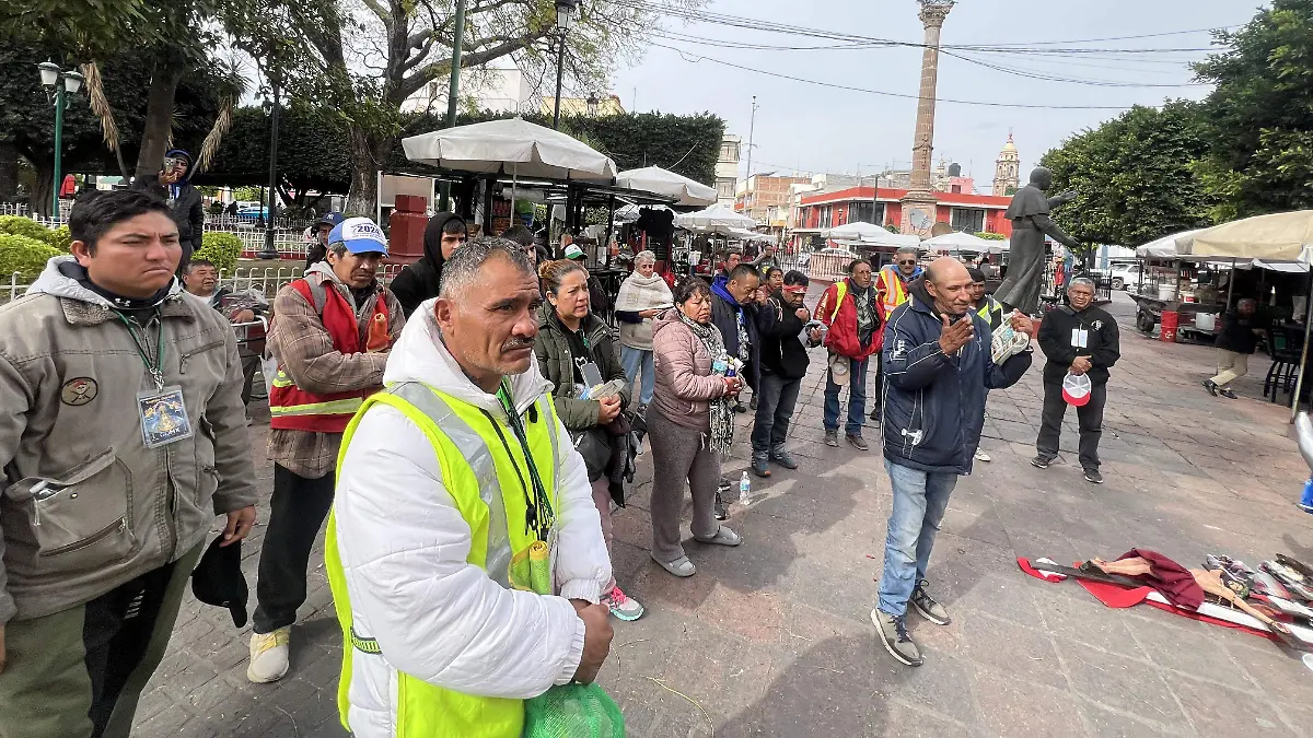 Llegan a Celaya en la Calzada Independencia, donde les ofrecen comida para poder continuar su camino