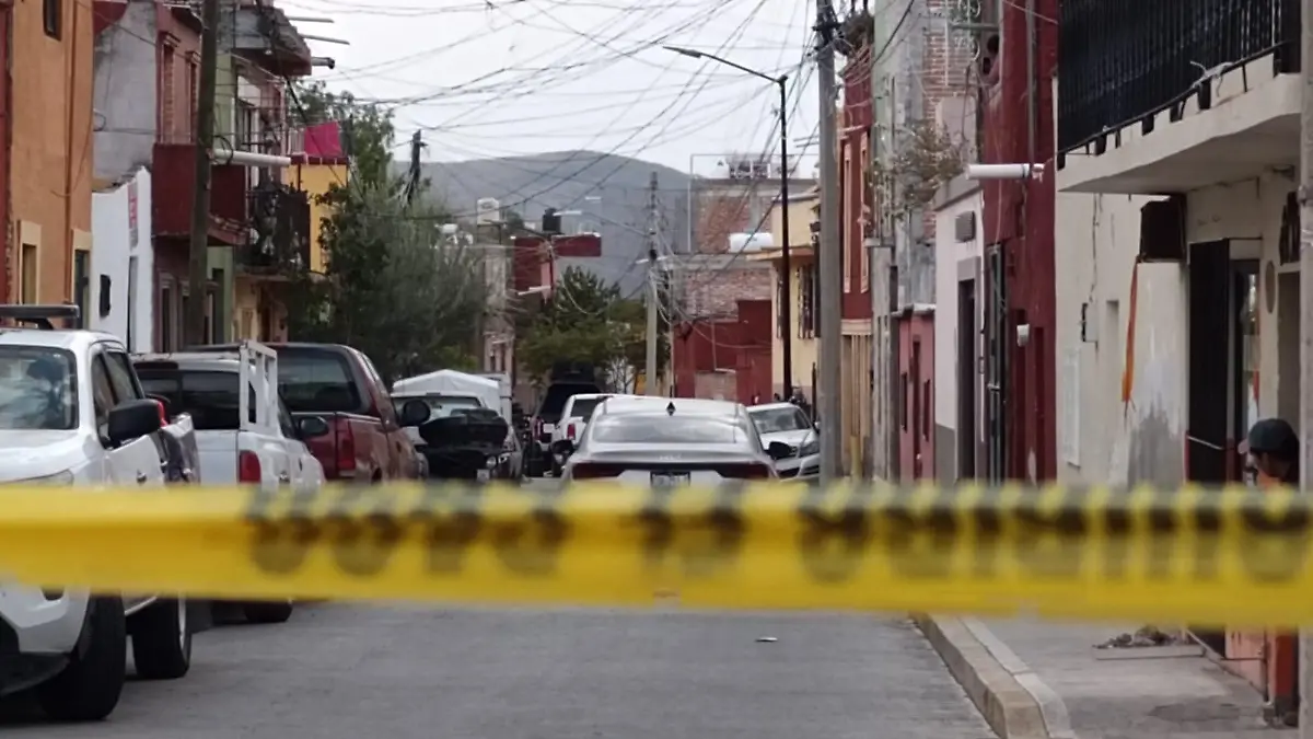 Agentes de Investigación Criminal realizaron el levantamiento de indicios en el lugar donde dos personas perdieron la vida por impactos de arma de fuego.