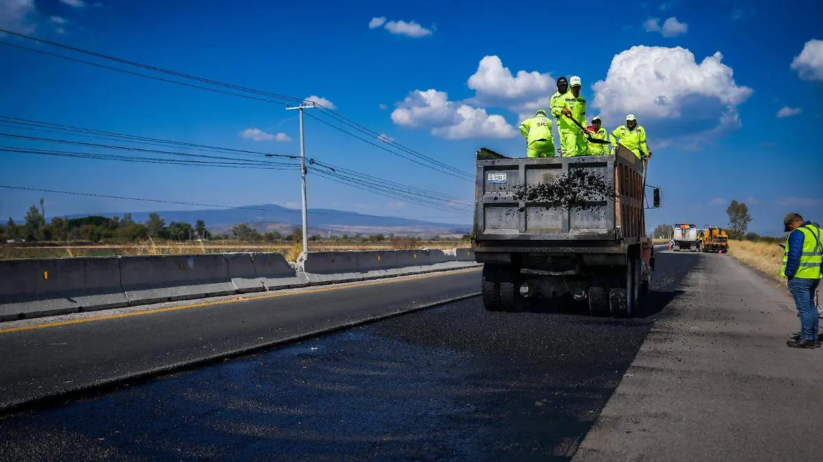 En Celaya, el 16 de enero iniciaron los trabajos de mejoramiento al encarpetado de la carretera Celaya-Salvatierra, para lo cual el gobierno federal envío maquinaria y material para el mantenimiento.