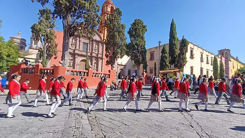 Más de 2 mil estudiantes de 30 planteles educativos marcharon por las principales calles del Centro Histórico en la conmemoración.