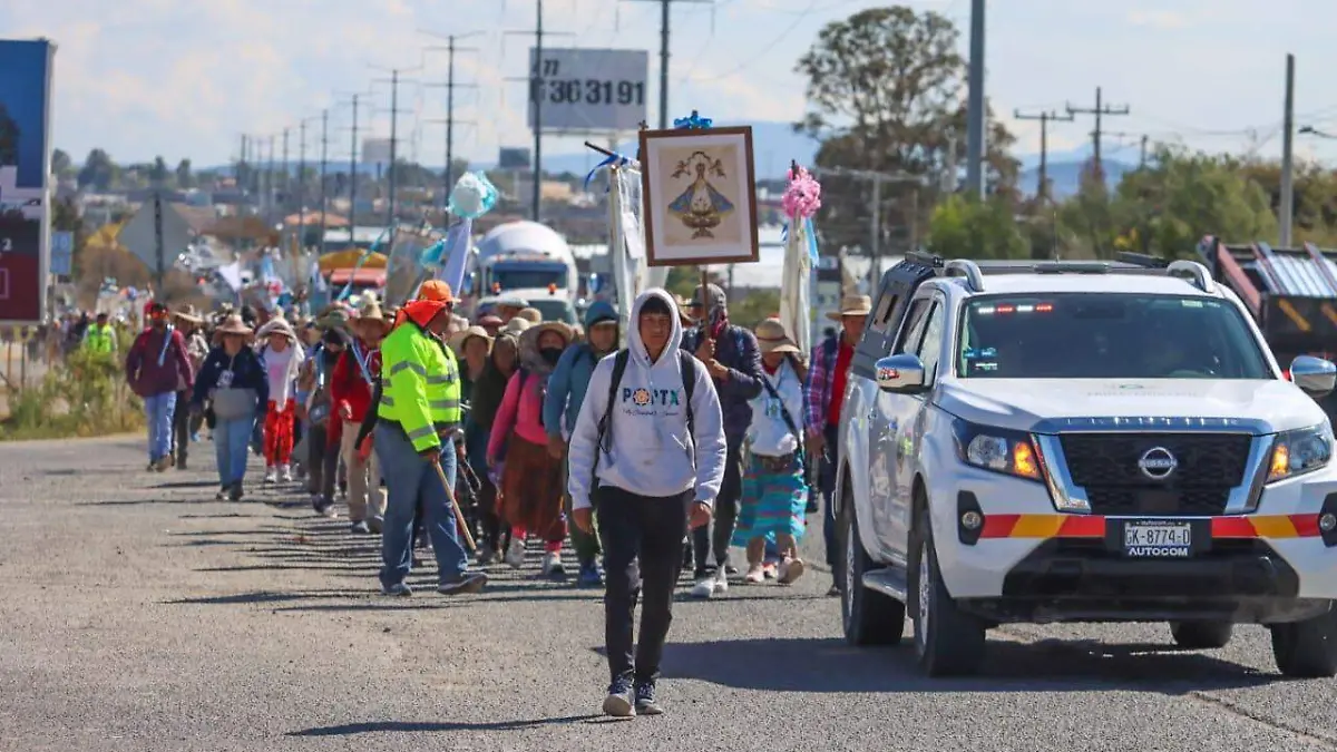 Elementos de Tránsito, Protección Civil y Bomberos acompañan a los peregrinos durante su paso por San Miguel de Allende.