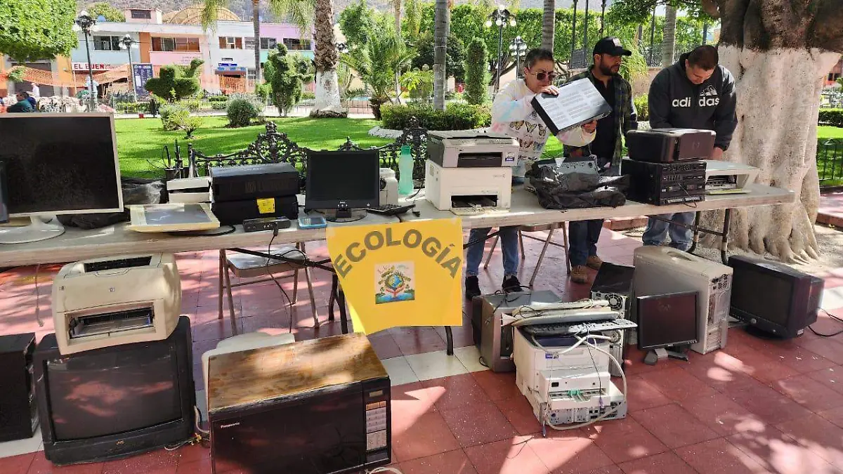 Recolectan decenas de aparatos electrónicos inservibles