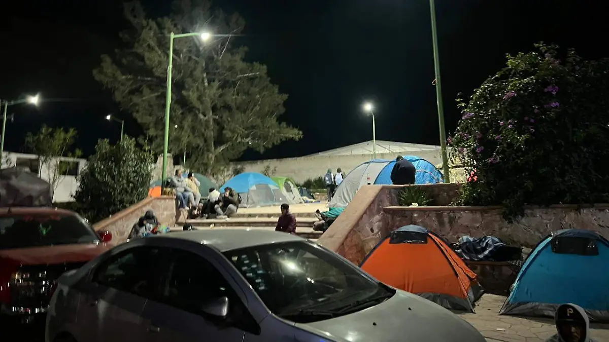 Decenas de familias salen a dar alimentos y bebidas calientes a los peregrinos