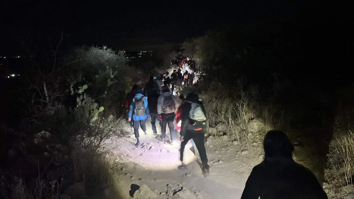 El camino a la basílica no es fácil, pues hay cerros y tierras de cultivo que deben atravesar incluso de noche