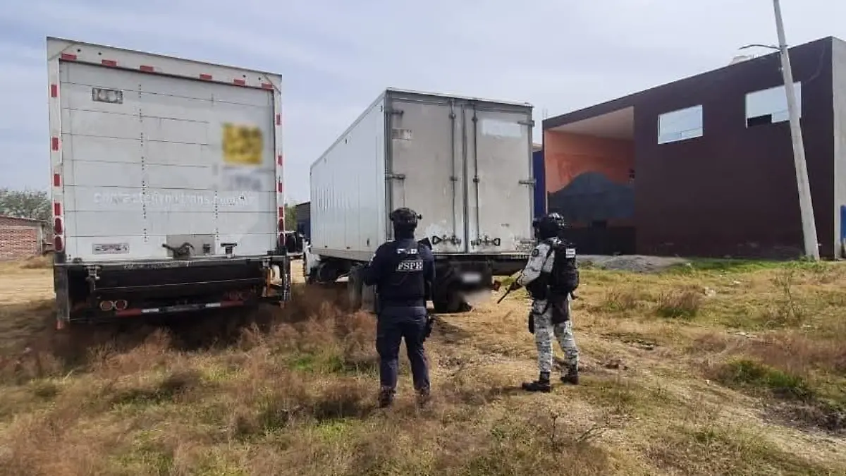 Dos tractocamiones fueron asegurados