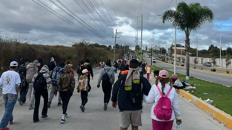  Los peregrinos saben que faltan apenas un par de horas para llegar a la basílica