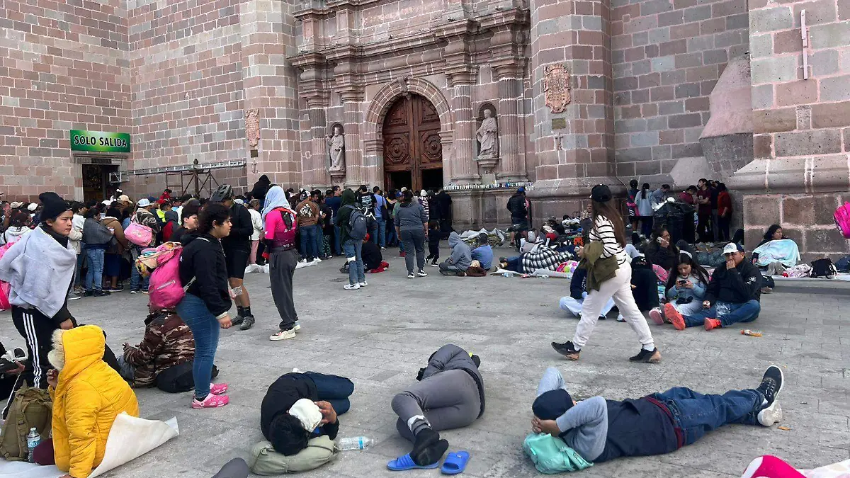 El atrio de la basílica se llena de peregrinos que descansan, observan a los danzantes y agradecen haber llegado