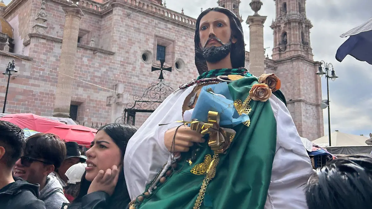 Entre miles de personas llegó la imagen de San Judas Tadeo, cargada por Gustavo, el último quien llevaba la imagen a la entrada de la catedral