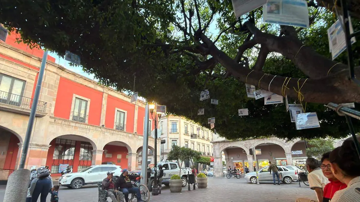 Las fichas son observadas por la gente