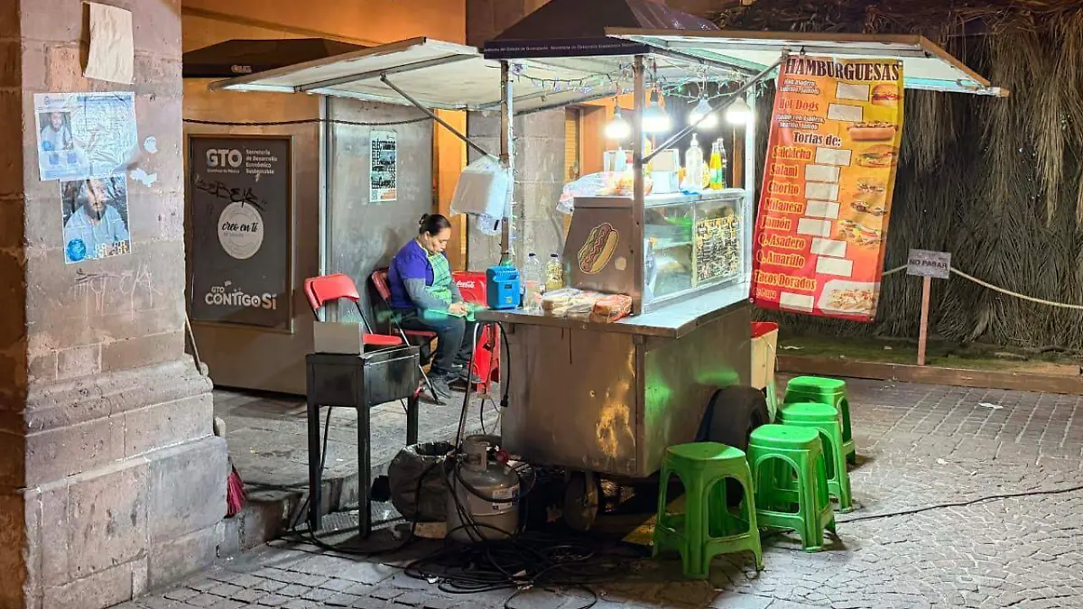 Al anochecer los comercios se quedan solos