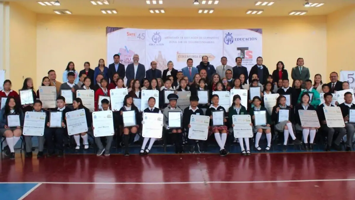 Autoridades educativas y municipales durante la ceremonia oficial de asignación de nombres a las 23 telesecundarias de San Miguel de Allende.