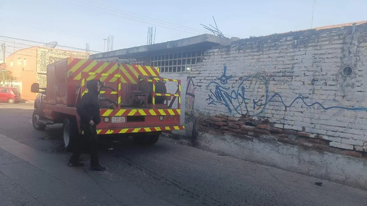 Bomberos acudieron al sitio y sofocaron las llamas de un predio en desuso 