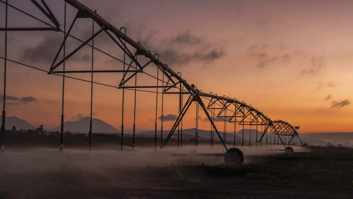 El convenio busca integrar un padrón actualizado de usuarios para mejorar la gestión del agua y la energía eléctrica en el campo