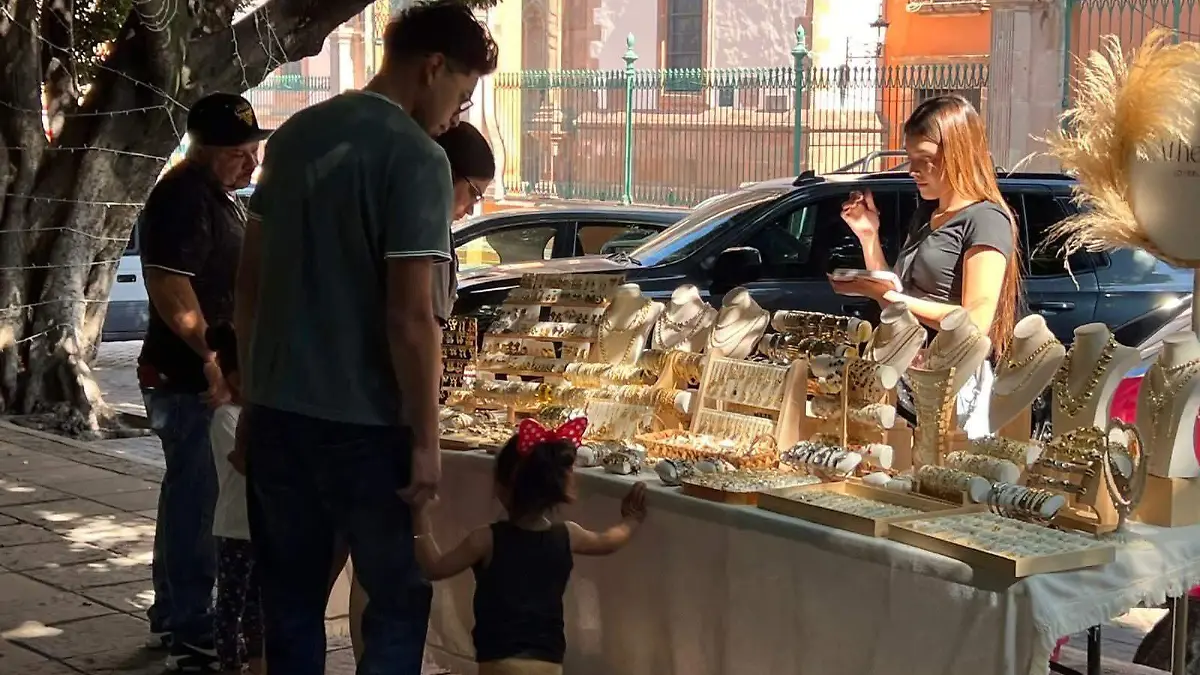 Expositores de la ciudad y la región participarán en la Expo Artesanal en el jardín principal. 