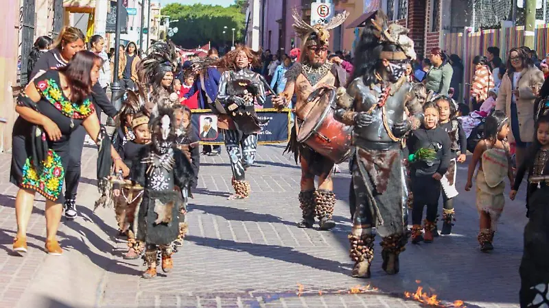 Alumnos de la primaria rural Federal Juárez entonaron el Himno Nacional en lengua ñañú durante la conmemoración.
