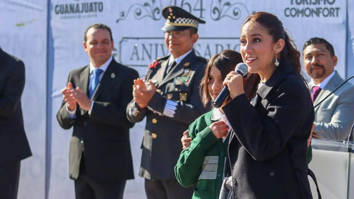 Niñas y niños participaron en la ceremonia y expresaron su orgullo por haber nacido en Comonfort.