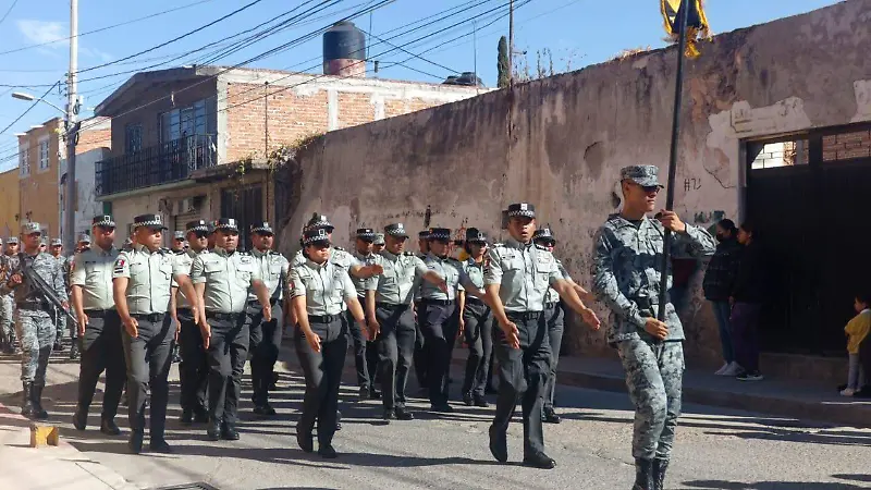 El desfile se realizó después del acto cívico donde estudiantes, escuelas y autoridades caminaron por las calles de la zona centro.