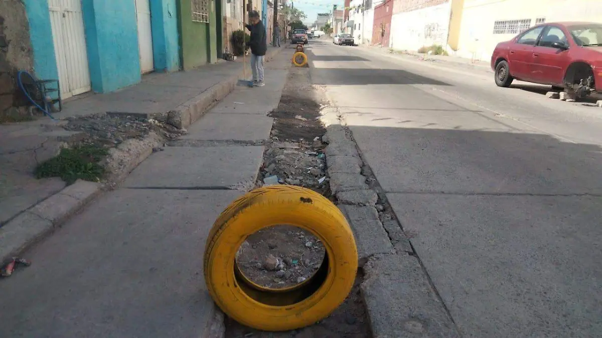 Ante la omisión de Obras Públicas y JUMAPA de exigir a los contratistas de colocar señalética, la dirección de Tránsito lo hace.