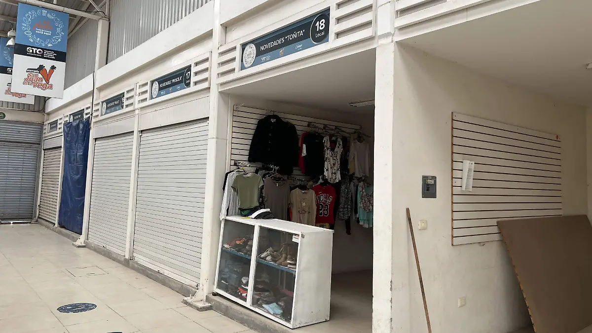 Locales sobreviven algunos vendiendo ropa, otros de zapatos y una tienda de abarrotes 