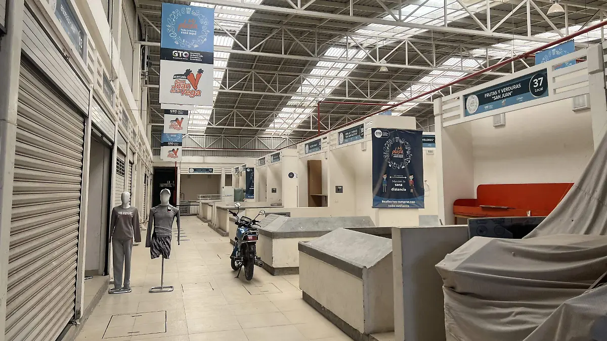 Dentro del mercado, muchos stands se encuentran vacíos 