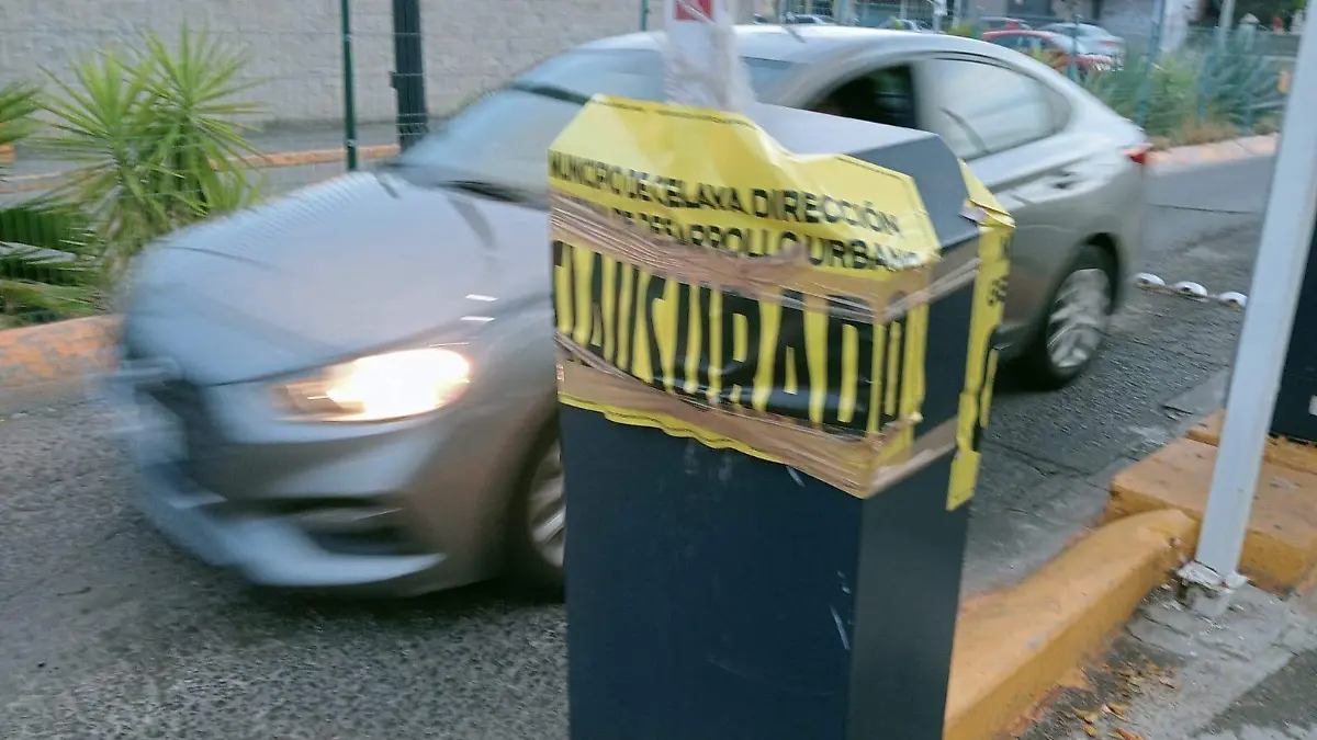 Sellos de clausura en el estacionamiento de plaza parque Celaya