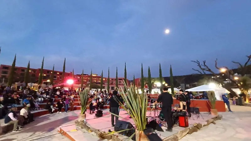 El grupo Amber y el Mariachi Trovadores de México amenizaron la inauguración, poniendo el ambiente festivo entre los asistentes.