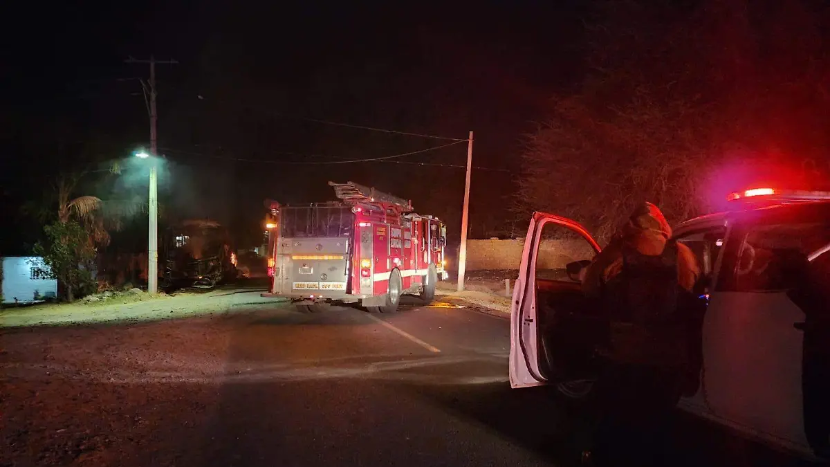 Elementos del cuerpo de bomberos sofocaron ambos incendios