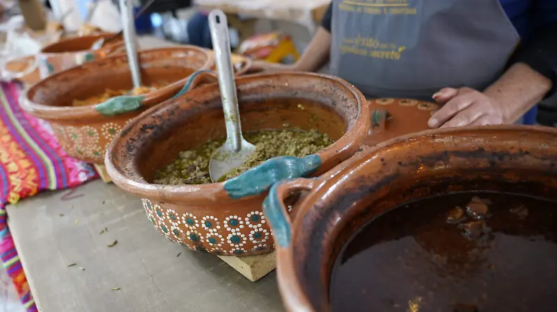 Ofreció las tradicionales gorditas  de Celaya con guisado 