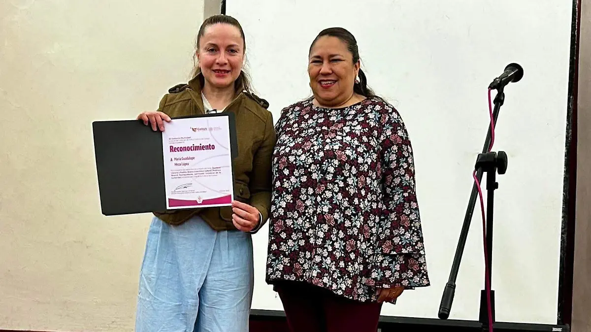 La ponente recibió un reconocimiento. 