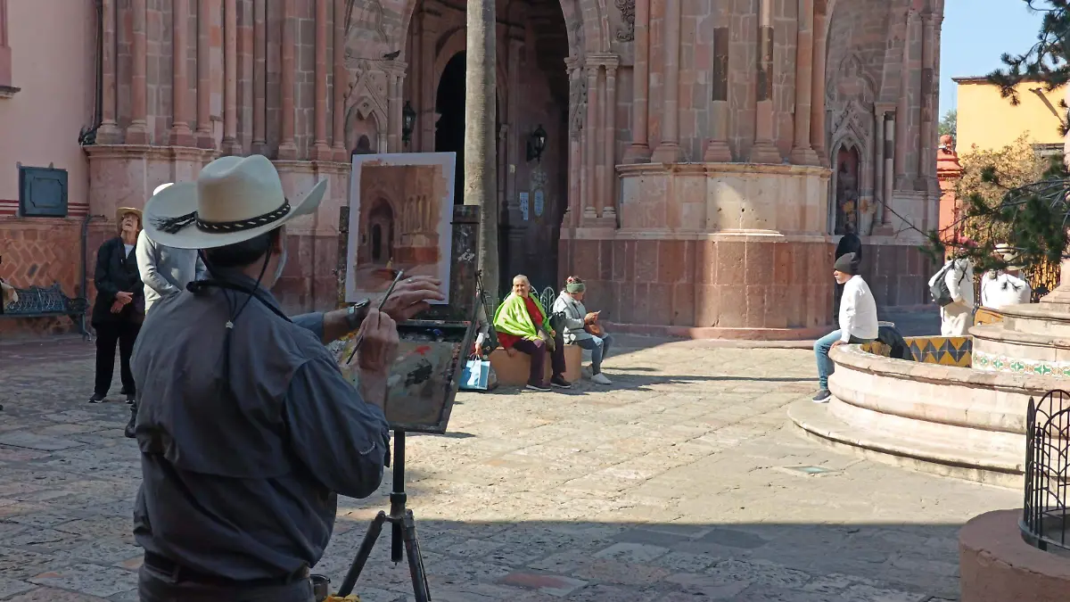 Desde temprana hora, pintores locales y extranjeros instalan sus caballetes en el Jardín Principal, transformando el espacio público en una galería al aire libre.