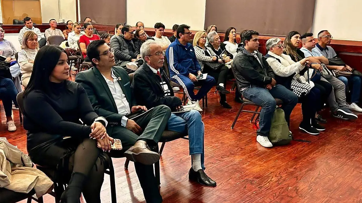 Los asistentes lucieron muy atentos durante la presentación editorial.