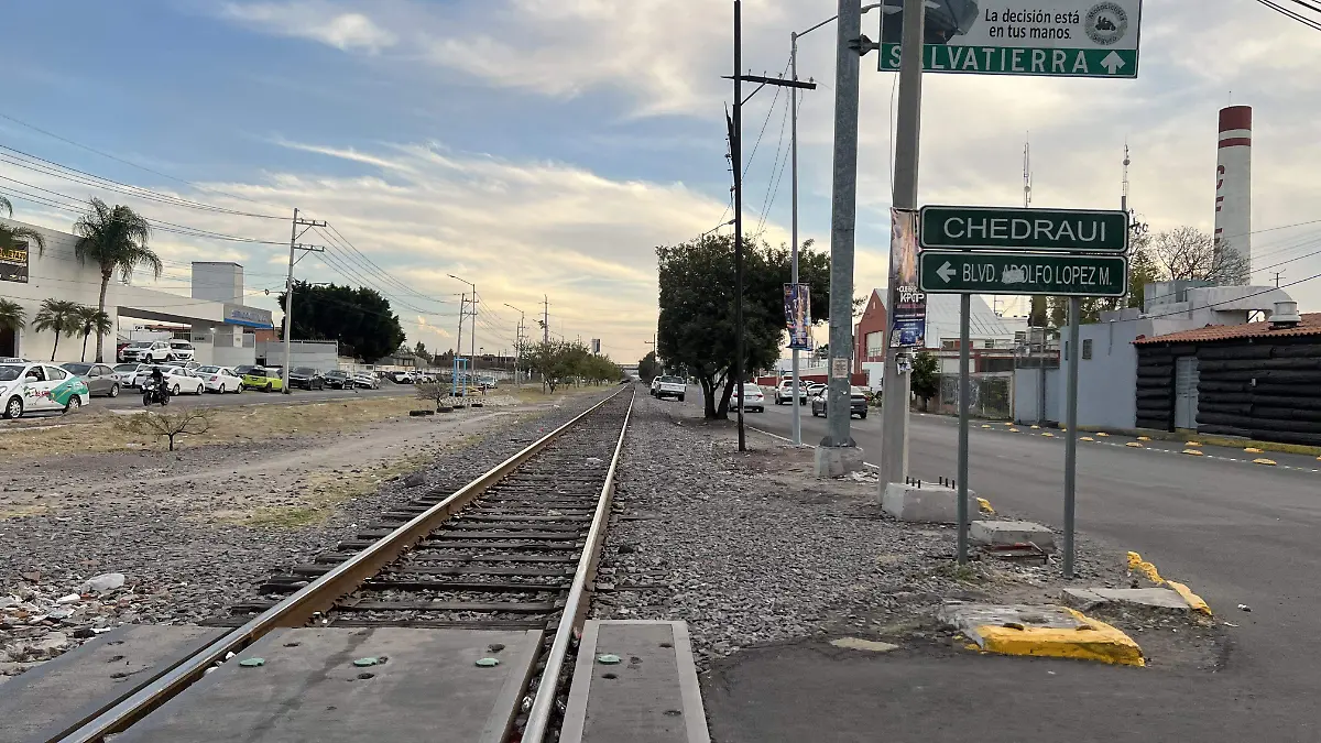 Vías del tren en avenida 2 de abril donde aún pasan vagones de Kansas City 