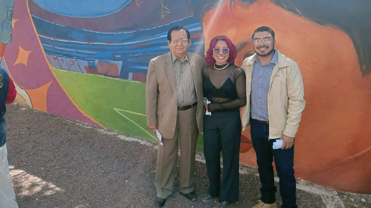 La joven cortazarense Jimena Rodríguez y el celayense Francisco Ibarra son los muralistas., acompañados el presidente municipal Juan Miguel Ramírez Sánchez.
