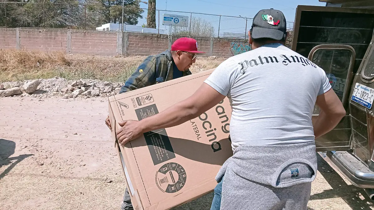 El gobierno municipal entregó refrigeradores y estufas a los afectados de la colonia Cuauhtémoc por la inundación.
