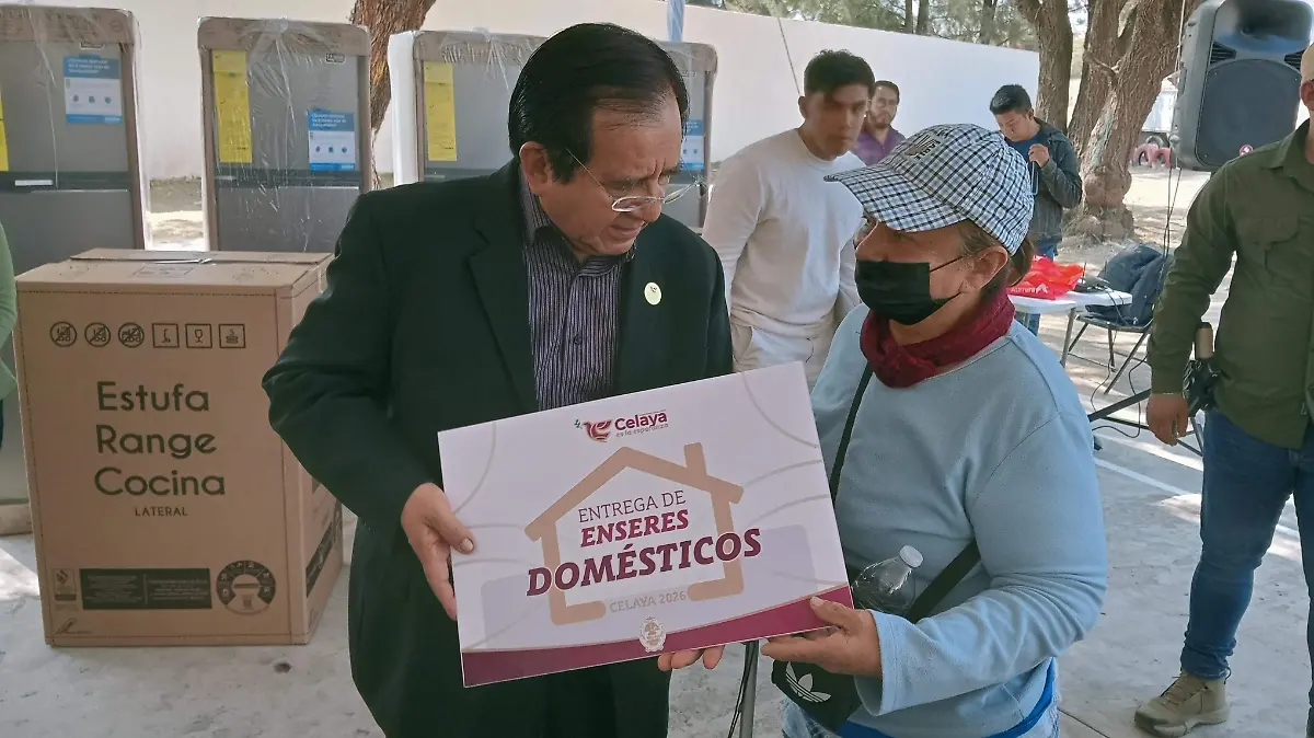 El gobierno municipal entregó refrigeradores y estufas a los afectados de la colonia Cuauhtémoc por la inundación.