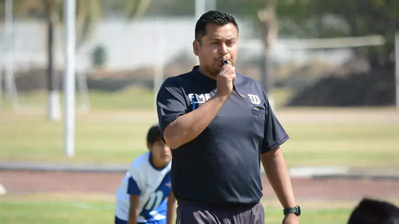 César Octavio Ríos Rodríguez, disfruta ser árbitro. 